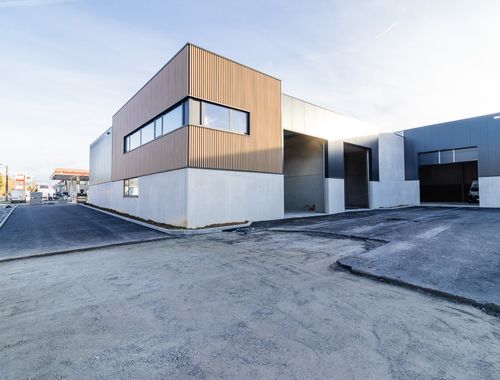                                         Bâtiment d’entreprise à louer à Florennes, € 1.250
