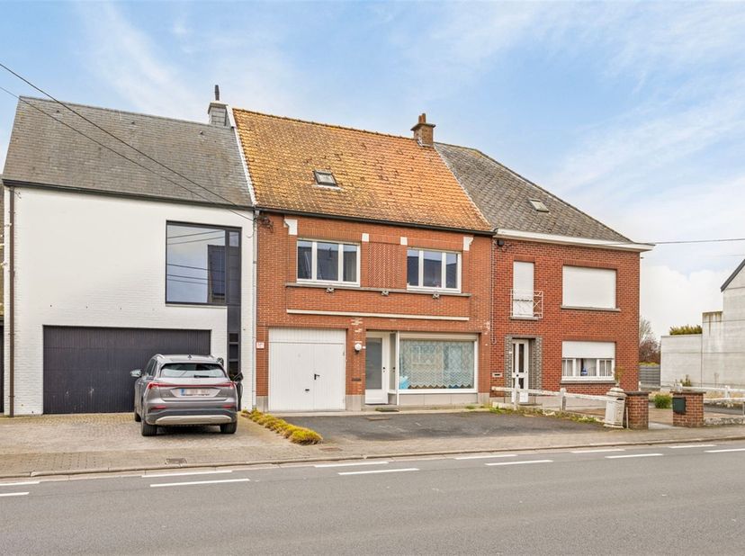 AANRADER!<br />
<br />
Goed gelegen ruime woning in centrum van Oudenaarde, nabij scholen, winkels, station.<br />
De woning bestaat uit: op het ge
