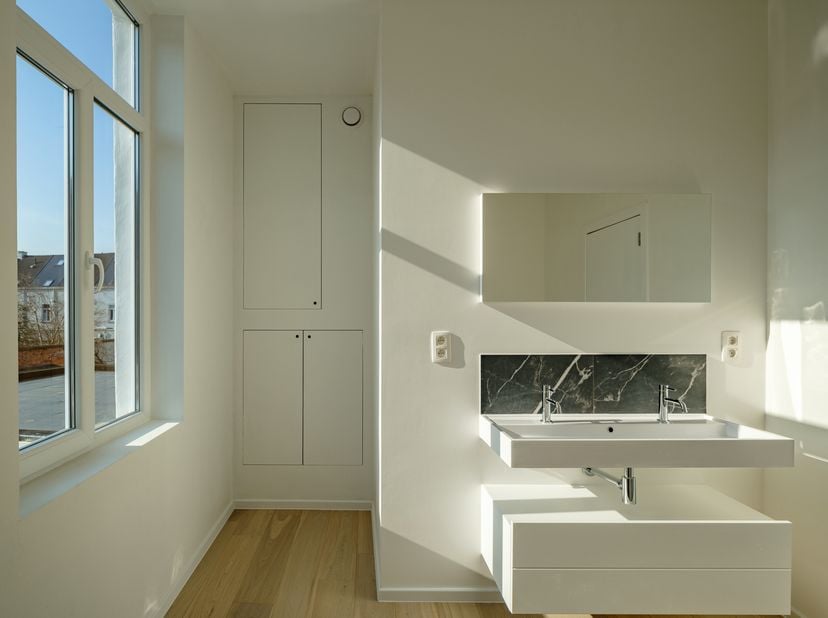 Te koop – Instapklare woning nabij Keizerpark Gent<br />
Mobiscore: 9,3/10<br />
In een rustige zijstraat, op een uitstekende locatie in Gent, bevindt