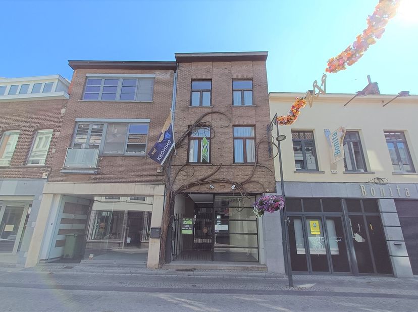 Deze handelswoning is gelegen in het begin van de Hemelingenstraat, vlakbij de Grote Markt.<br />
<br />
Door de strakke etalage in aluminium heeft de