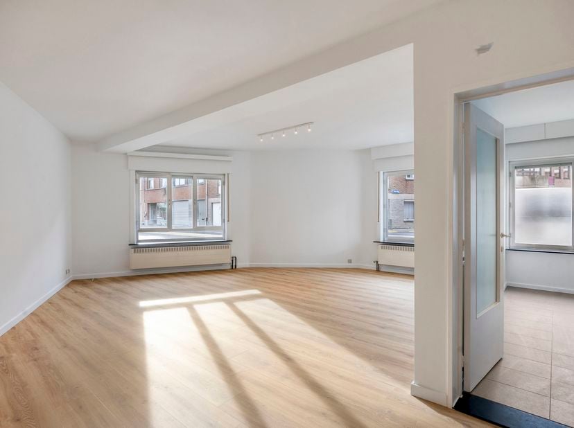Ontdek dit ruime gelijkvloersappartement, gunstig gelegen in de Koning Leopold III-straat 23 te Merchtem. Het appartement biedt een functionele indeli