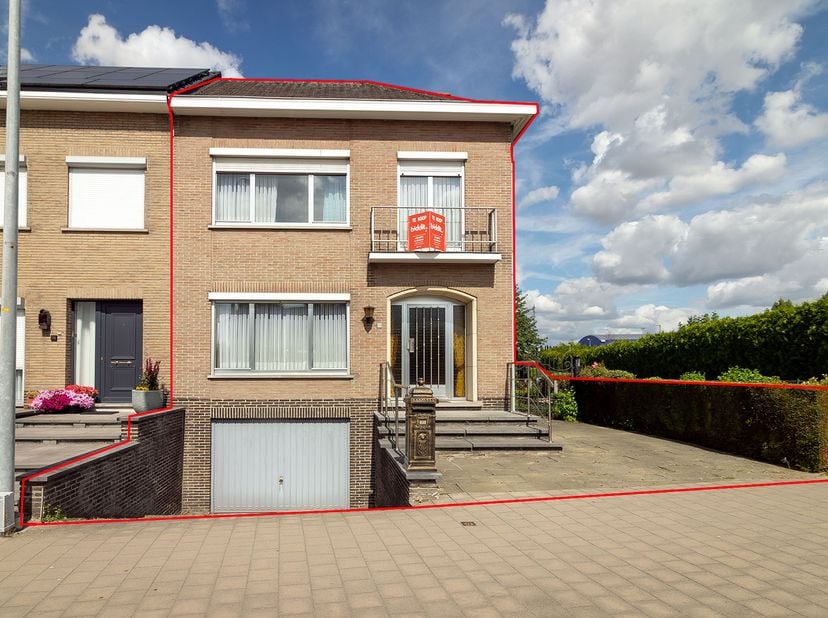 WONING MET TUIN EN GARAGE -<br />
<br />
Strategisch gelegen, met zicht op de velden.<br />
Gekadastreerd sectie B, nummer 0165S P0000.<br />
- gelijk