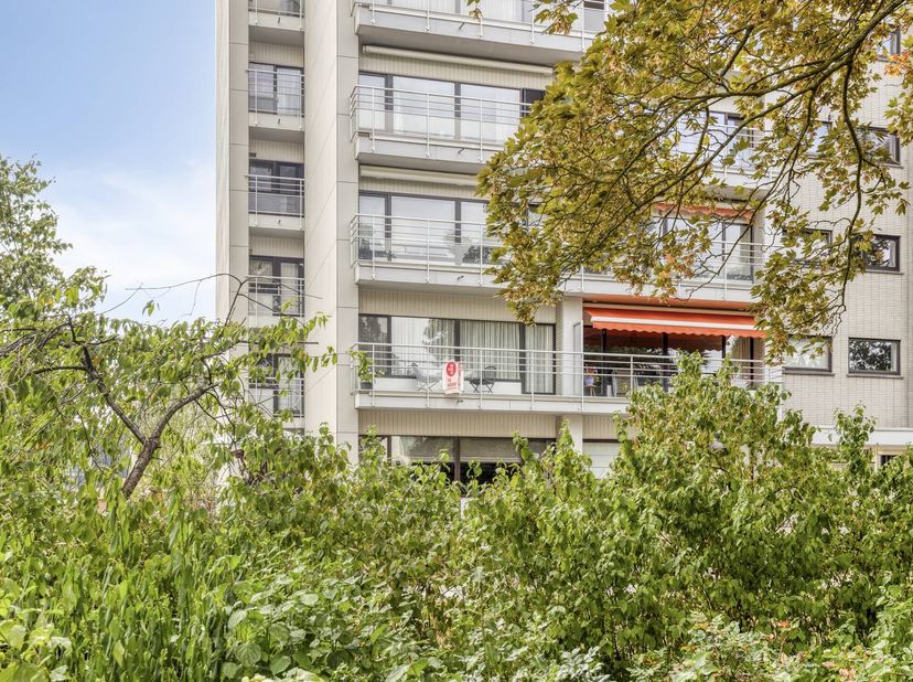 Bezoekmoment op 28/08 &amp; 29/08!<br />
<br />
Het appartement (115 m²) bevindt zich op de eerste verdieping. Brugge-centrum, het station en diverse hand