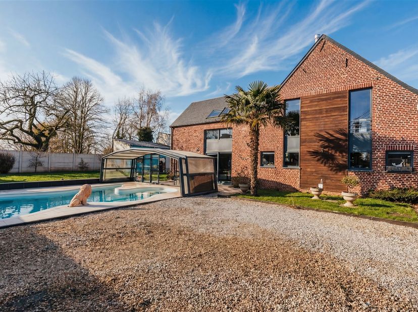 Découvrez cette somptueuse propriété haut de gamme, une grange de +- 300m2 entièrement rénovée en 2007 alliant le charme de l’ancien et le confort mod