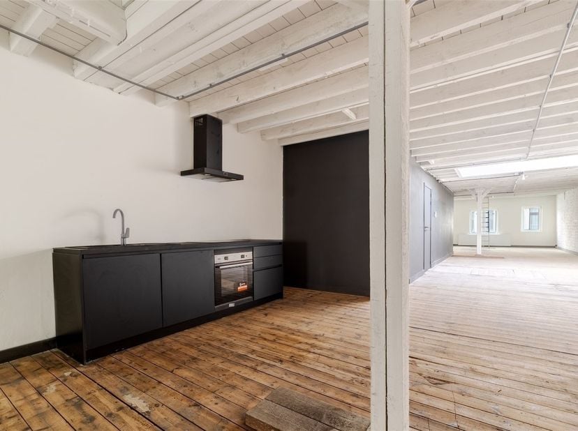 Atelier / espace polyvalent rénové d'environ 160 m² aux allures de loft, en centre ville, à proximité des commerces, écoles et transports en commun.<b