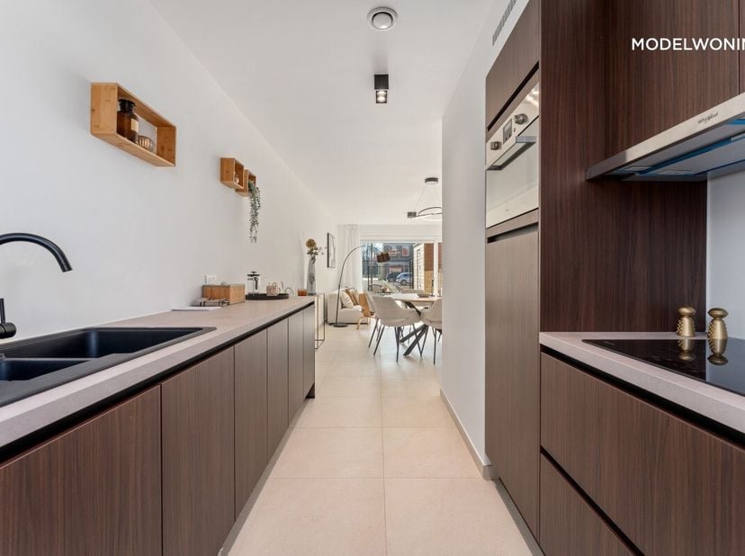 [[ DIT PAND NEEMT DEEL AAN DE ERA OPEN HUIZEN DAG OP 13/6 VAN 13:00 TOT 14:00 ]]Je betreedt deze halfopen woning via de inkomhal met gastentoilet. Van