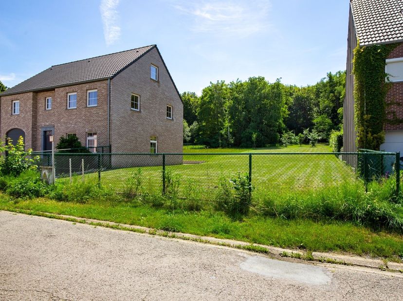 Ce terrain à bâtir d'environ 806 m² est situé au 14 de la Gijzelaarstraat à Aarschot, une rue calme offrant un accès facile au centre-ville, aux école