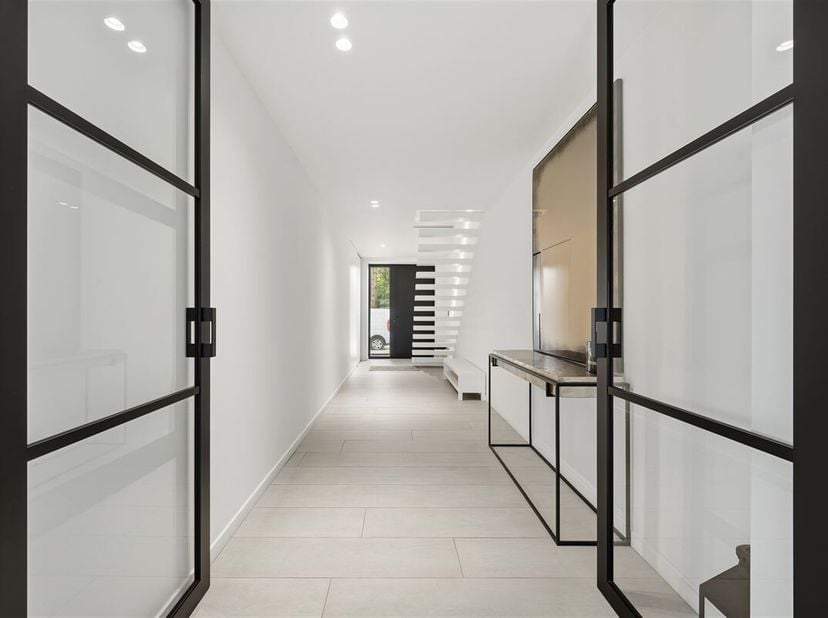 Au bout de la Pruimelaarstraat, une impasse calme, se trouve cette maison aux finitions luxueuses (2018) dotée dun jardin soigneusement aménagé, de ca
