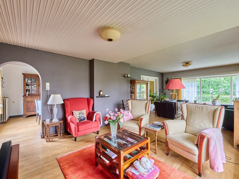 . Bent u op zoek naar een woning met charme, ruimte en voldoende buitenruimte?<br />
Dan zal deze karakteristieke vrijstaande woning u zeker weten te
