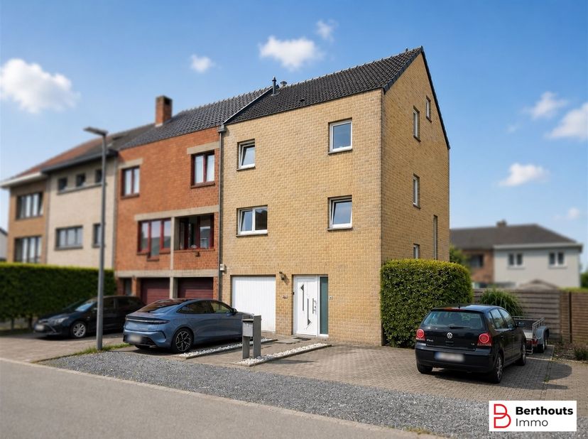 ENERGIEZUINIG! VLAKBIJ CENTRUM! <br />
 Energiezuinige half- open bebouwing met zuid gerichte tuin.<br />
 Inkomhal met gastentoilet, gezellige livi