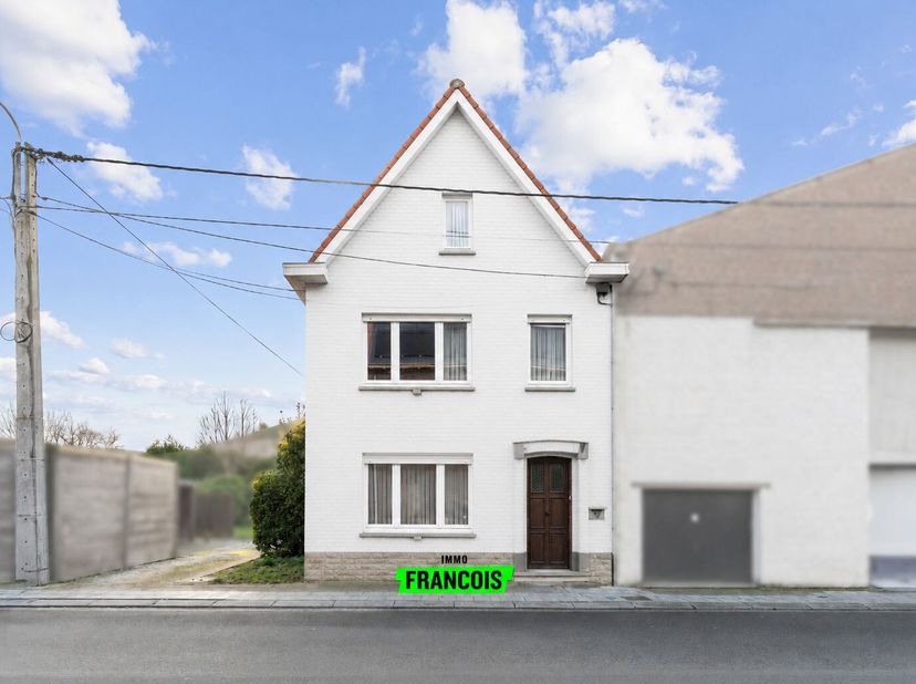 MAISON CALME PROCHE DU CENTRE D'OOIGEM<br />
Découvrez cette maison mitoyenne spacieuse et solide dans le quartier tranquille et convivial d'Ooigem  u