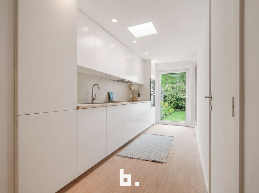 Deze gerenoveerde, instapklare en bijzonder knusse woning,  aan de rand van Brugge, in het gegeerde Sint-Jozef. Bij het betreden van de woning komt u