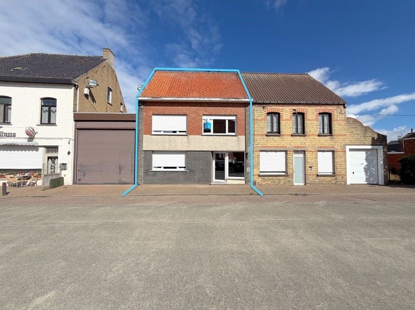 Deze uiterst ruime woning met drie slaapkamers bevindt zich voor de kerk in het rustige en idyllische Wijnendale nabij Torhout. Aan de voorkant van de
