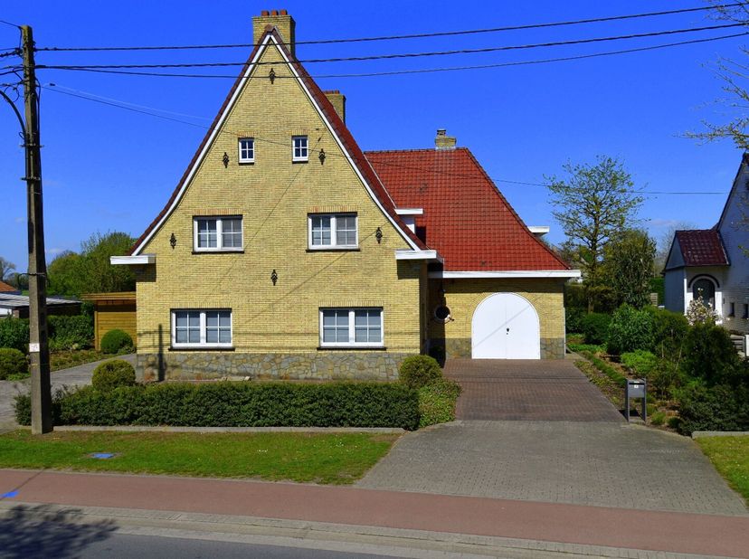 Laat u charmeren door deze statige villa, gelegen in het groene Avelgem, op een uitzonderlijk perceel en met een bewoonbare oppervlakte van ca. 267 m²