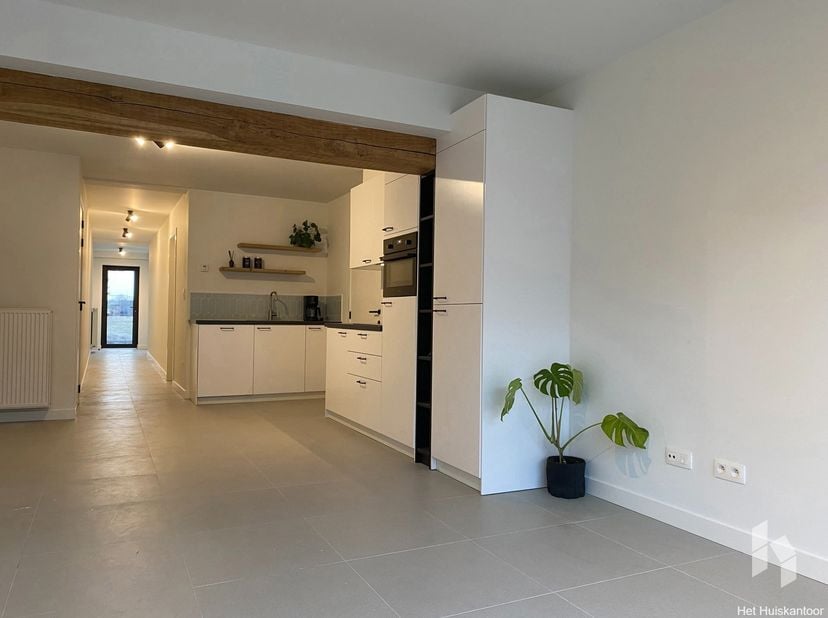 Gelijkvloers appartement met 1 slaapkamer, tuintje en autostaanplaats in het centrum van Lommel!<br />
Bijzonderheden:<br />
- Gelijkvloers;<br />
- g