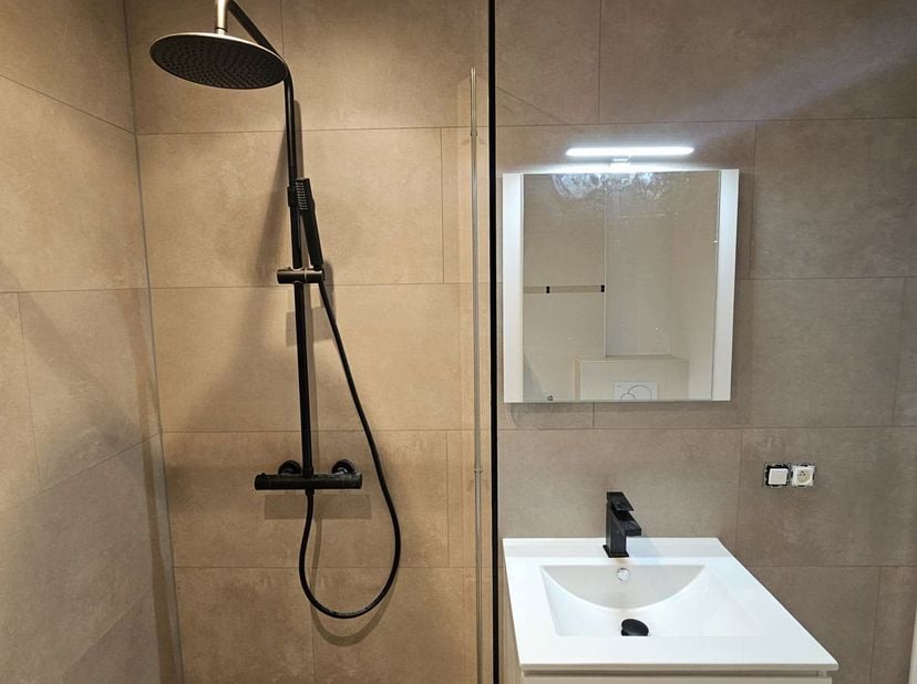 Gunstig gelegen studio gelegen te Prins Boudewijnlaan. Dit appartement is gelegen op een vierde verdieping vlakbij winkels, kwalitatieve scholen en op