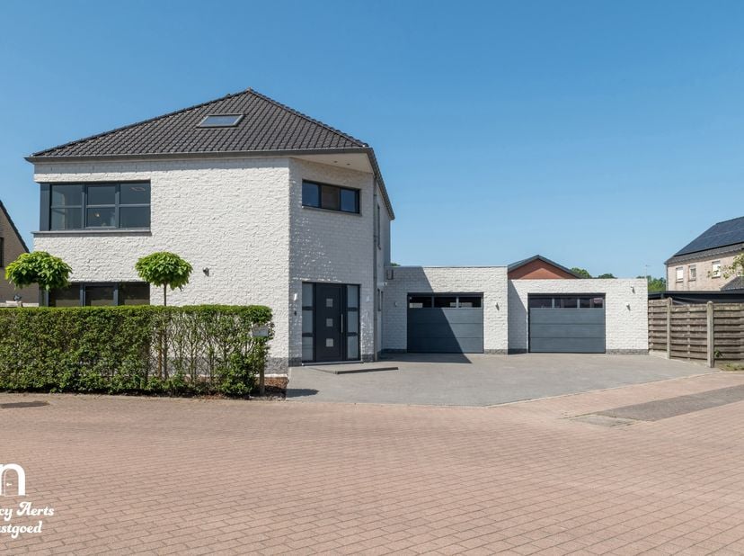 Deze verrassend ruime en lichtrijke open bebouwing ligt in een aangename wijk met uitsluitend plaatselijk verkeer en biedt een ideale combinatie van r