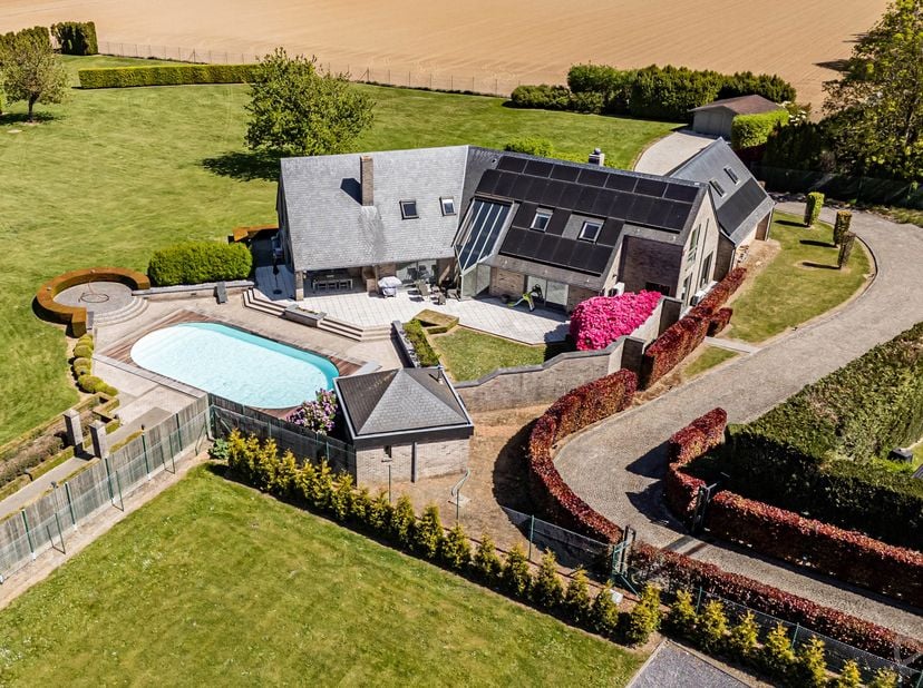 Incroyable propriété de standing de plus de 480 m² située dans un quartier calme et prisé, sur une superbe parcelle de 11.413 m².<br />
Cette époustou
