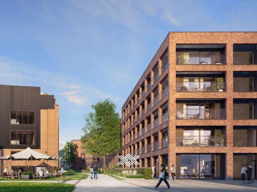 Deze kantoorruimte van 90.3 m² is gelegen op de hoek van het gebouw uitkijkend op het Carelsplein van winkelcenter Dok Noord. De extra hoge plafonds v