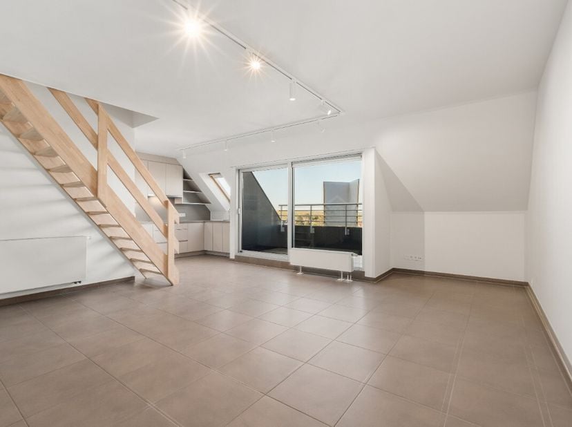 À louer  Centre de Sint-Idesbald Appartement spacieux et non meublé à louer à lannée, situé à 250 m de la mer et à proximité immédiate des commerces e