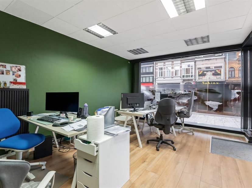 Handelsgelijkvloers met autostaanplaats op uitstekende handelslocatie!<br />
Ligging: Deze kantoorruimte is zéér centraal en gunstig gelegen in hartje