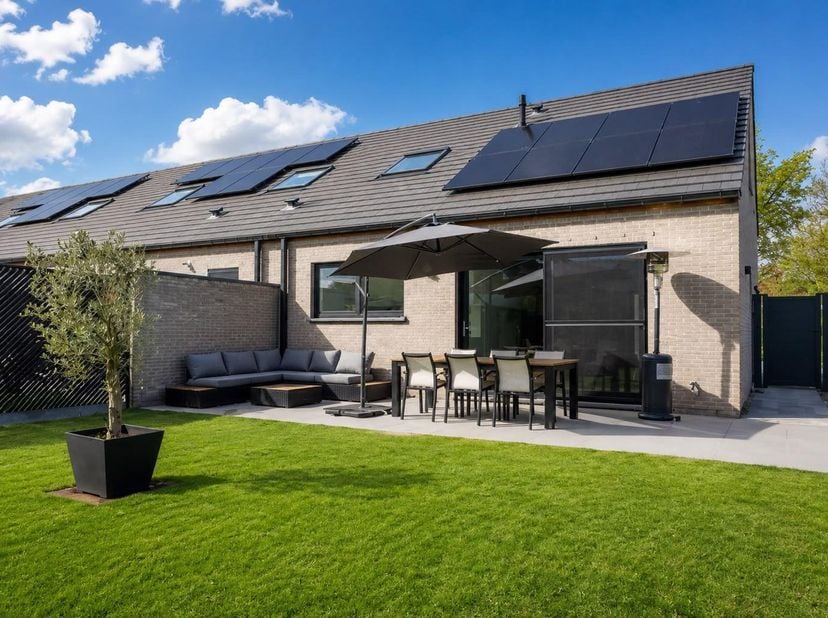 MAISON 3-FACADES (QNE) AVEC 3 CH.A.C., GARAGE ET JARDIN<br />
Maison BEN (Quasi-Neutre en Énergie) de construction récente, où modernité et confort op