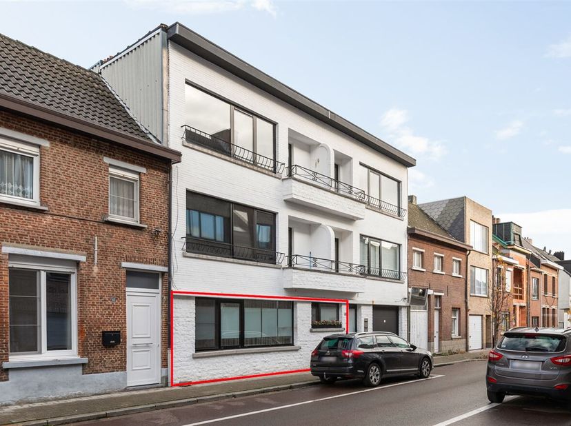 Prachtig gerenoveerd appartement (78m²) voorzien van twee slaapkamers met prachtige tuin (91m²) met terras en autostaanplaats buiten (verplicht bij aa