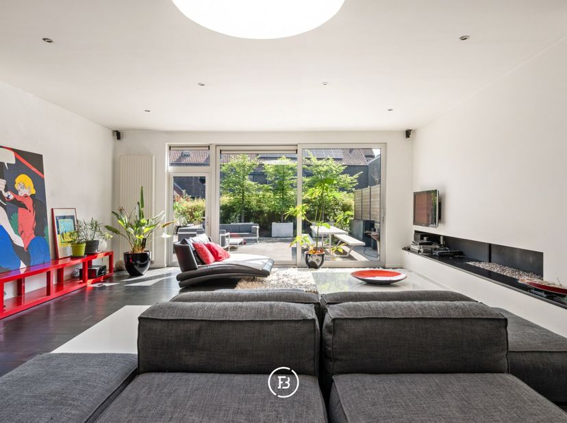 Dit ruime duplexappartement maakt deel uit van een kleinschalige residentie, gelegen in een levendige buurt met een vlotte verbinding naar het stadsce