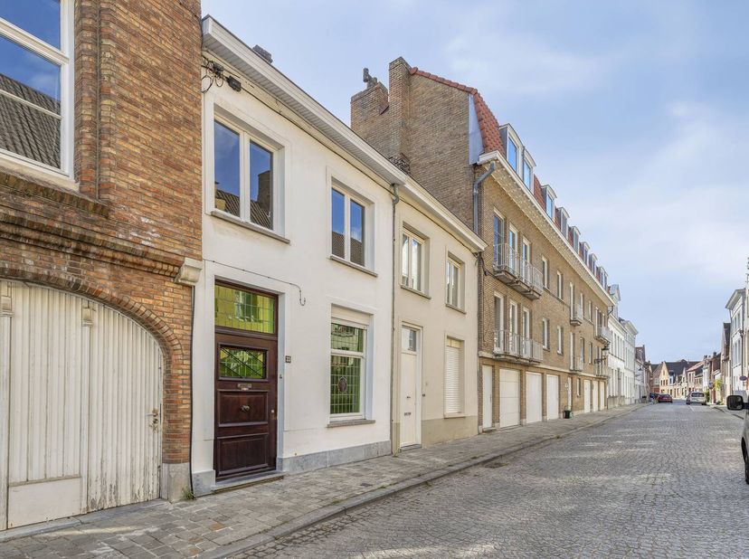 Ontdek dit gezellige huis te koop in het historische centrum van Brugge, gelegen in de rustige Witteleertouwersstraat. Dit huis beschikt over een EPC-