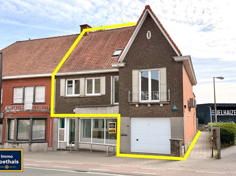 Pas volledig opgefrist appartement in centrum Anzegem. Naast de Delhaize, op wandelafstand van scholen, openbaar vervoer enz.<br />
3 ruime slaapkamer