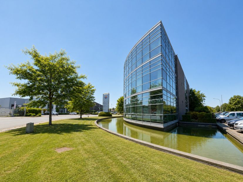 Le Centre dAffaires Â Excellence Â, situé dans le zoning Ouest de Tournai, propose à la location un superbe plateau de bureaux dune superficie de ± 21