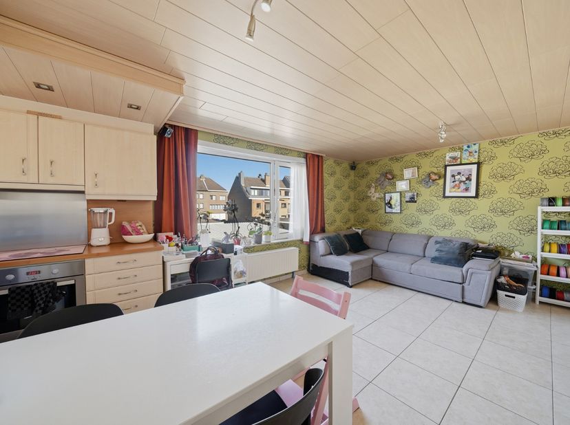Op een centrale en vlot bereikbare ligging in Bredene, vlak bij de Spuikom en het sportcentrum, bevindt zich dit praktisch ingedeelde appartement op d