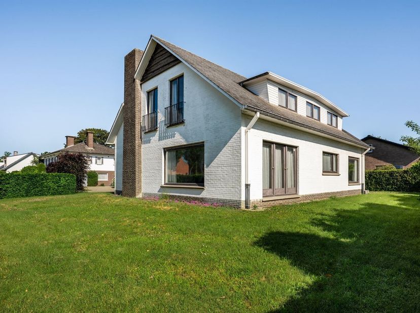 Gelegen aan de prestigieuze Nobellaan geniet deze woning van een uiterst centrale en vlot bereikbare ligging in Hasselt. De rustige, residentiële buur