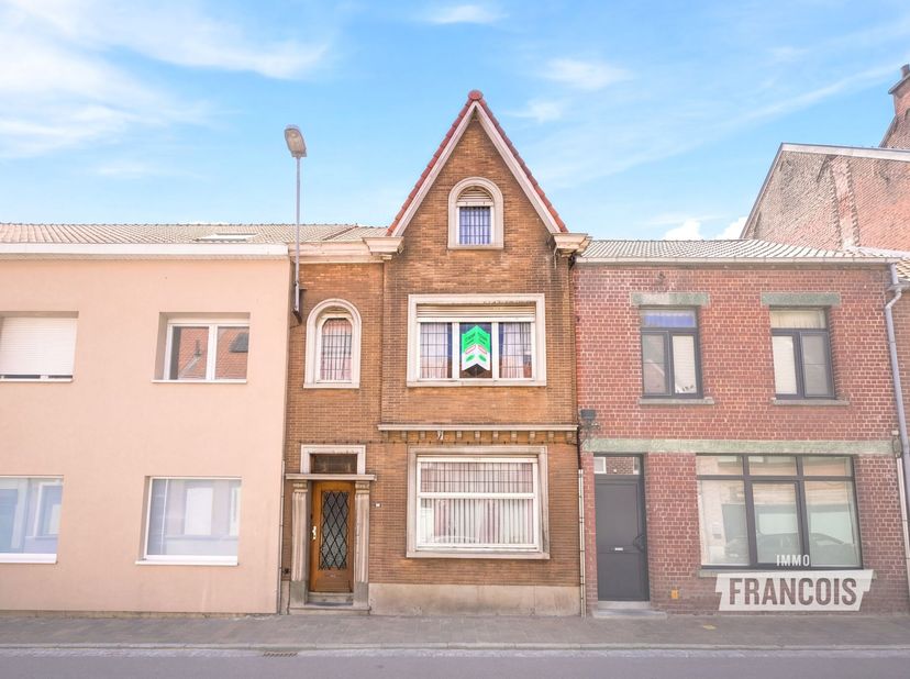 Ben je op zoek naar een woning te koop in Roesbrugge waar je volledig je eigen woonverhaal kunt realiseren? Dan biedt deze te renoveren rijwoning in d