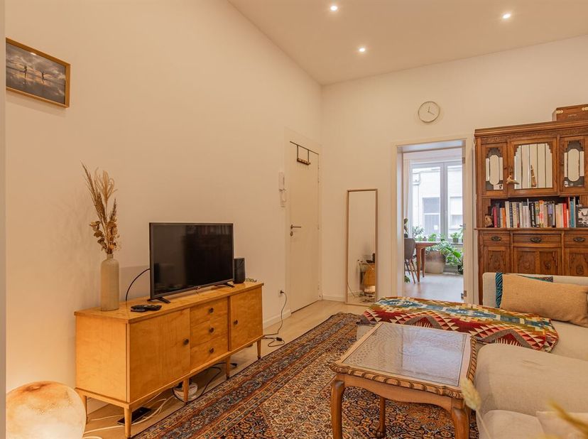 Appartement prêt à emménager avec 1 chambre et cour à Laeken dans une petite co-propriété! Le prix de départ est de 199.000,- EUR.<br />
Découvrez cet