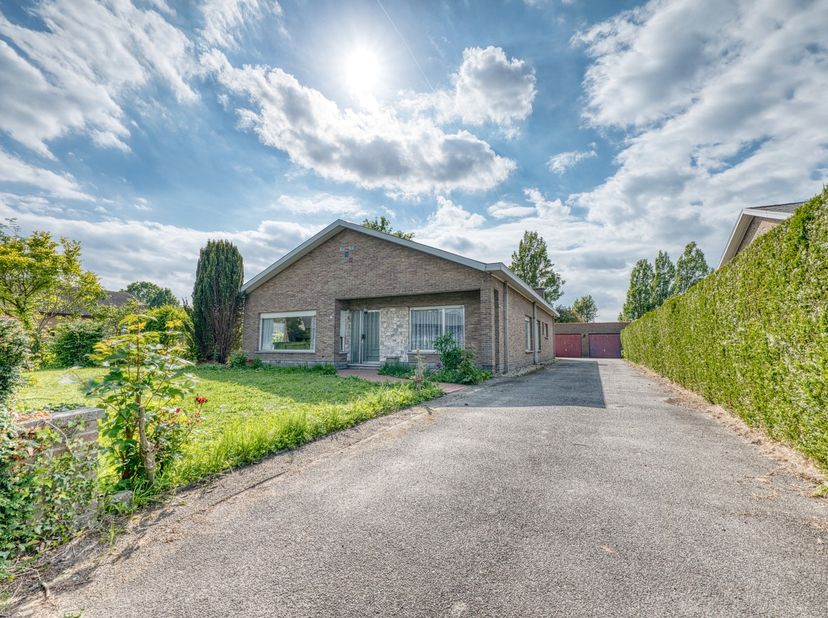 Deze ruime woning biedt heel wat mogelijkheden voor wie op zoek is naar comfortabel wonen met extra ruimte, zowel binnen als buiten. Dankzij de prakti
