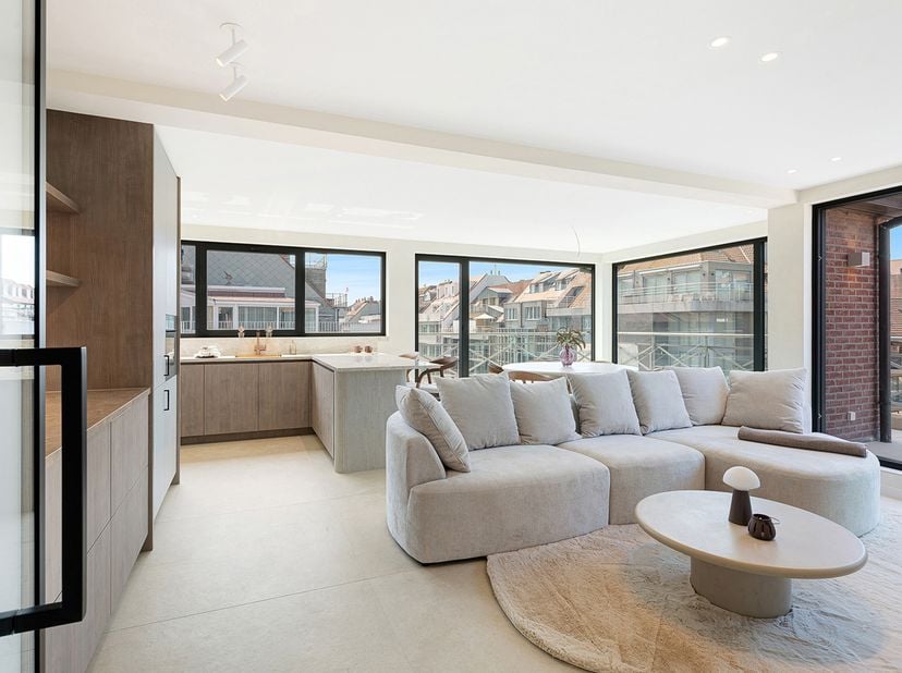 Prachtig gerenoveerd duplex appartement op de hoek van de Bayauxlaan en Leopoldlaan dicht bij de Lippenslaan in een kleinschalige residentie.<br />
In