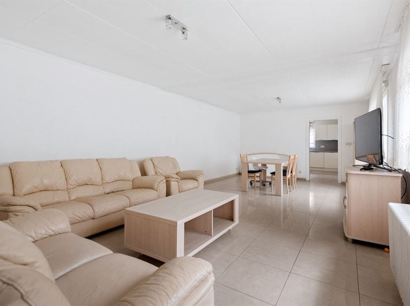 Ruime woning met veel potentieel op een centrale ligging in Maasmechelen<br />
Bent u op zoek naar een woning die u volledig naar eigen smaak en wense