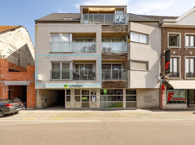 Dit instapklaar appartement gelegen op de eerste verdieping met een terras vooraan en kelderberging kunt u terugvinden in de kleinschalige 'Residentie