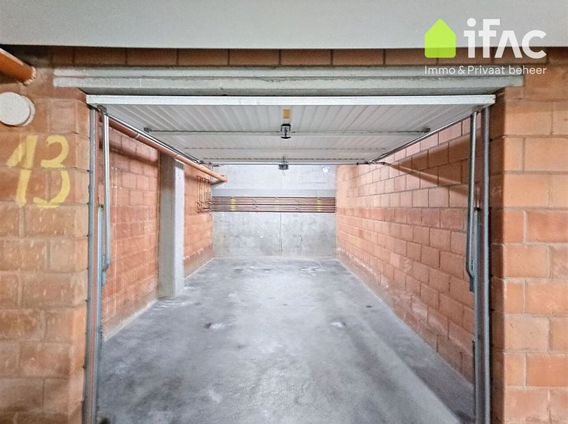 Garagebox nabij het centrum van Zaventem, voorzien van een automatische kantelpoort. De inrit is afgesloten van de straat via een elektrisch te bedien