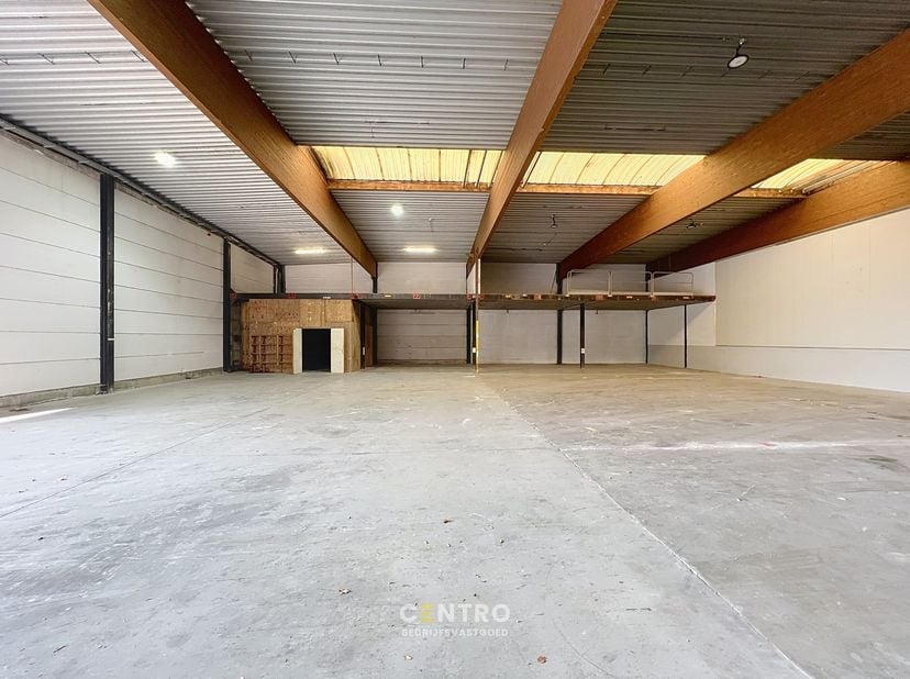 OPPERVLAKTEN:<br />
Constructie - bewoonbare oppervlakten<br />
Magazijn: ± 600 m²<br />
Parking voor de loods<br />
<br />
INDELING:<br />
Magazijn:<