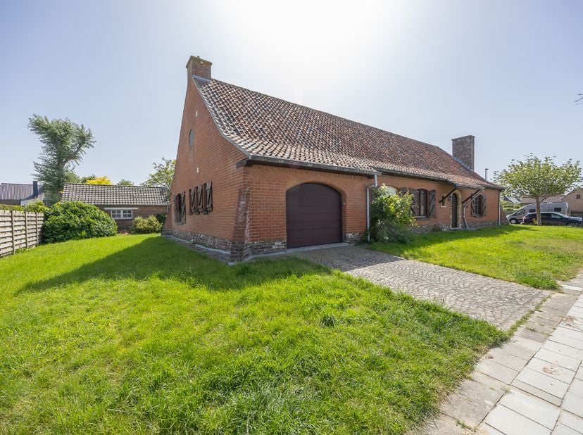 <br />
	Zonnig alleenstaande bungalow&amp;nbsp;gelegen in een rustige wijk (Mariakerke) nabij de zee ( wandel afstand 8 min).&amp;nbsp;<br />
	Zeer vlot berei