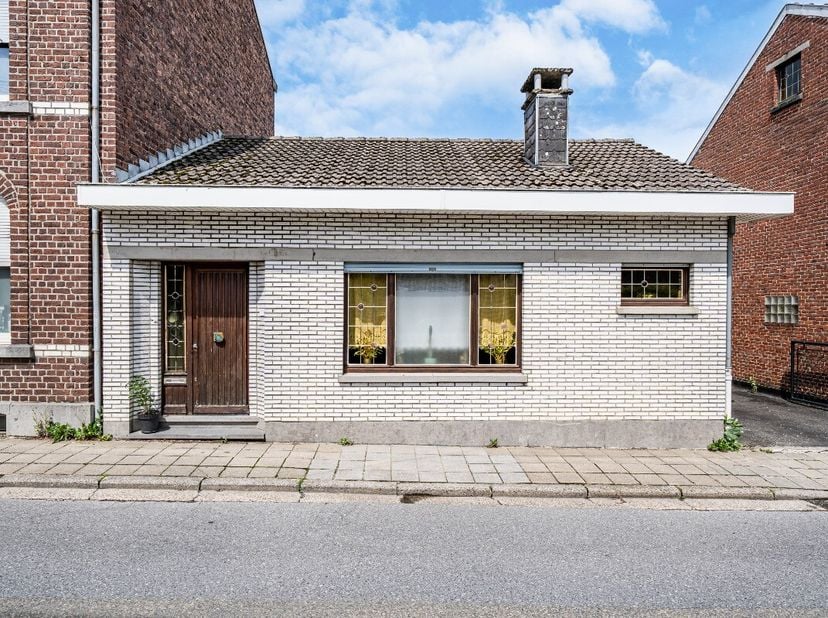 SOUS OPTION !Jolie maison de type bungalow, trois façades, avec jardin, garage.Composition : - sous-sol : buanderie;chaufferie;- rez : hall d'entrée (