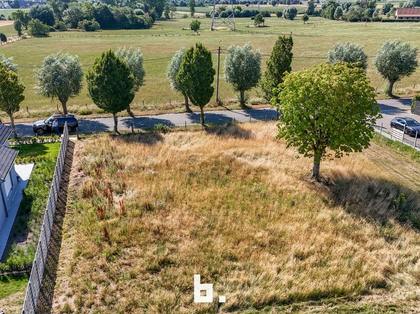 Droom je van een eigen woning op een rustige locatie, zonder tijdsdruk om meteen te bouwen? Dan is deze bouwgrond in Zedelgem precies wat je zoekt.<br
