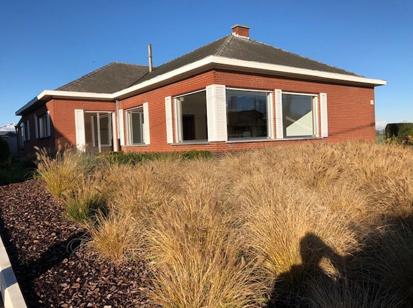 Alleenstaande woning met tuin.bestaande uit:*gelijkvloers: inkom, toilet, 3 slaapkamers (1 mogelijk als bureel want apart bereikbaar via inkom), badka