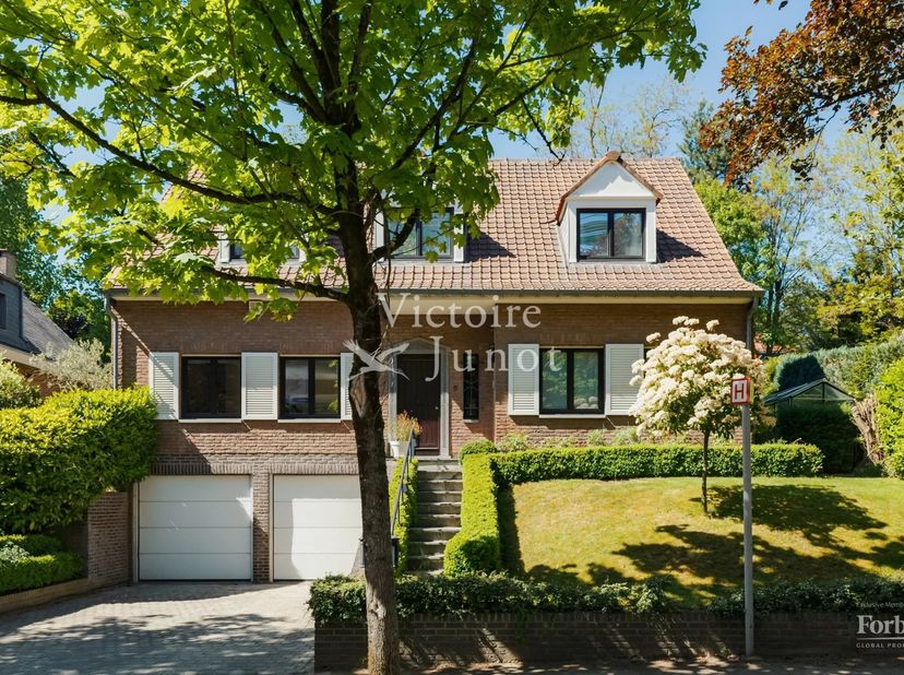In een tuin van groen in het hart van een residentiële wijk in Ukkel, biedt deze prachtige villa in uitstekende staat een zeldzame woonomgeving die el