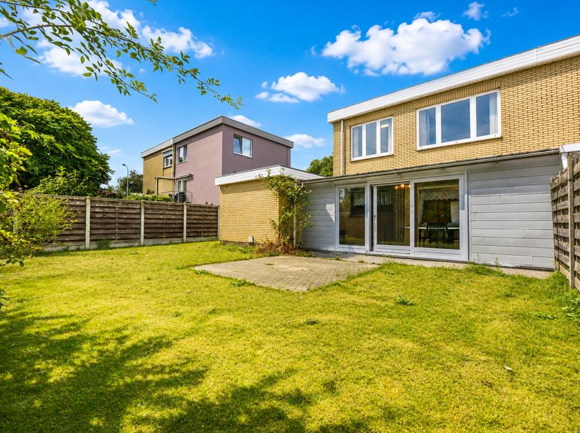 In een aangename en rustige omgeving vindt u deze verzorgde halfopen woning in Eeklo. <br />
Dankzij zijn ligging geniet u hier elke dag van rust en r