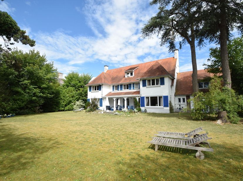 Villa unique avec caractère et potentiel, située à un emplacement d’exception au cœur du Zoute. Dans l'une des plus belles et prisées avenues du Zoute