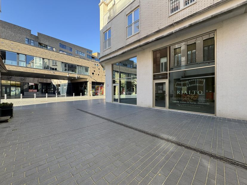 Subliem gelegen hoekhandelspand met volumineus winkeloppervlakte (199m²).<br />
Residentie Rialto is gelegen in de bruisende stadskern van Oostende. H