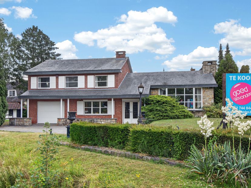 RUIME VILLA OP TOPLOCATIE<br />
Op een uitstekende ligging in het centrum van Tongeren, pal aan het stadspark De Motten, stellen wij u graag deze bijz